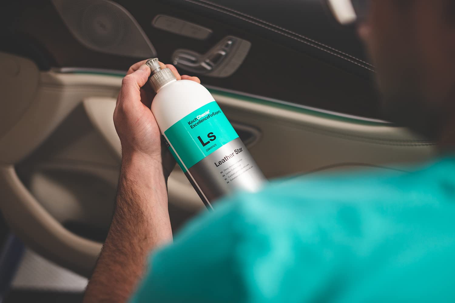 KOCHCHEMIE - Leather Star - Deep Cleaner for Leather; Revitalizes, Preserves, and Protects; Pleasant Fragrance, Color Intensifying Appearance, Supple Soft Feel; Non-Slippery Formula (1 Liter) - Image 3